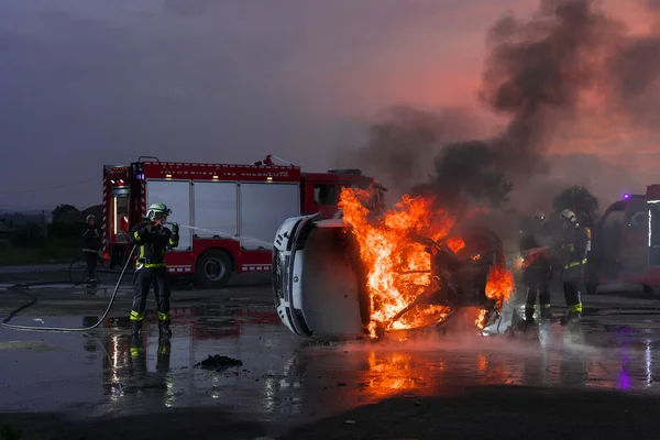 消防士は火の炎と戦い 火を拡散しないように制御します 消防産業と公共の安全の概念 交通や車の事故救助やヘルプアクション 高品質の写真 — ストック写真