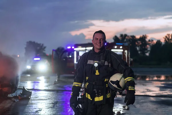 Portret Van Een Heldhaftige Brandweerman Een Beschermend Pak Brandweerman Bij — Stockfoto