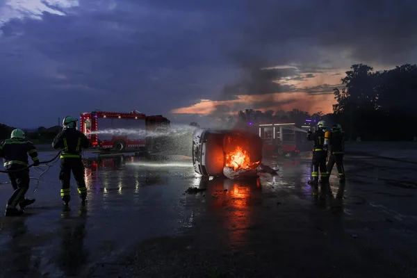 消防士は火の炎と戦い 火を拡散しないように制御します 消防産業と公共の安全の概念 交通や車の事故救助やヘルプアクション 高品質の写真 — ストック写真