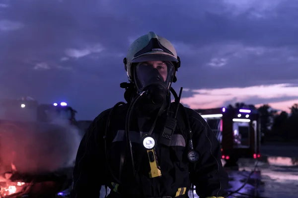 Portret Bohaterskiego Strażaka Kombinezonie Ochronnym Strażak Akcji Gaszenia Pożaru — Zdjęcie stockowe