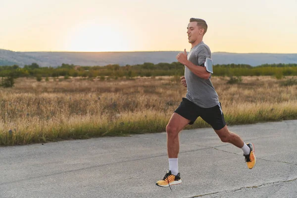 Genç Yakışıklı Bir Adam Sabahın Erken Saatlerinde Koşuyor Sağlık Zindeliğe — Stok fotoğraf