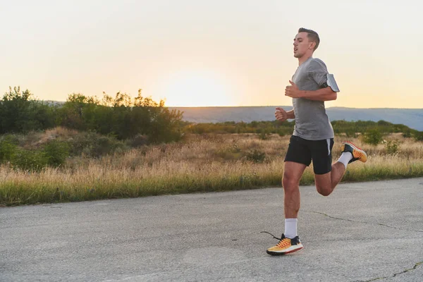 一个年轻英俊的男子在清早跑步 由他的承诺健康和健康驾驶 高质量的照片 — 图库照片