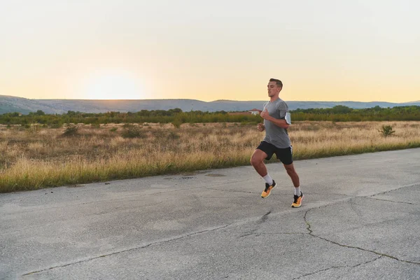 Genç Yakışıklı Bir Adam Sabahın Erken Saatlerinde Koşuyor Sağlık Zindeliğe — Stok fotoğraf