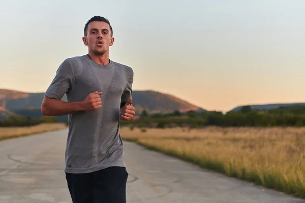 一个年轻英俊的男子在清早跑步 由他的承诺健康和健康驾驶 高质量的照片 — 图库照片