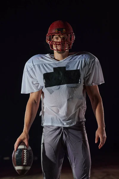 美国足球场 站在场子上的孤独的运动员勇士队队员举着他的头盔准备比赛 准备跑 攻击和得分触地得分的玩家 — 图库照片