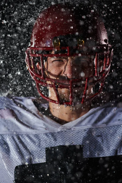 美国足球场 站在场子上的孤独的运动员勇士队队员举着他的头盔准备比赛 准备跑 进攻和得分触地得分的玩家 有戏剧性雾气的雨夜 — 图库照片