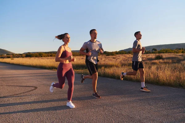 Eine Gruppe Junger Athleten Die Gemeinsam Morgenlicht Des Sonnenaufgangs Laufen — Stockfoto