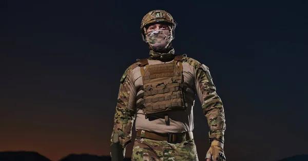 一名身穿全套军服的职业军人在漆黑的夜晚艰难地执行着危险的军事任务 — 图库照片