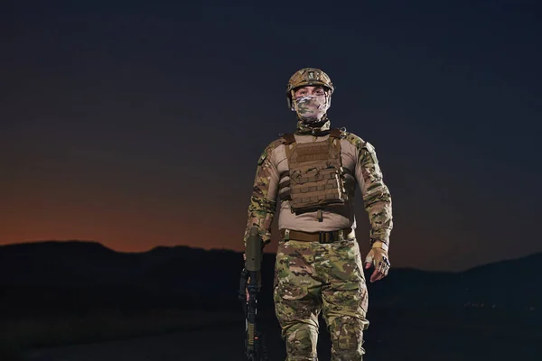 Ein Berufssoldat Voller Militärischer Ausrüstung Schreitet Durch Die Dunkle Nacht — Stockfoto