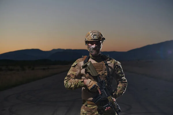 Ein Berufssoldat Voller Militärischer Ausrüstung Schreitet Durch Die Dunkle Nacht — Stockfoto