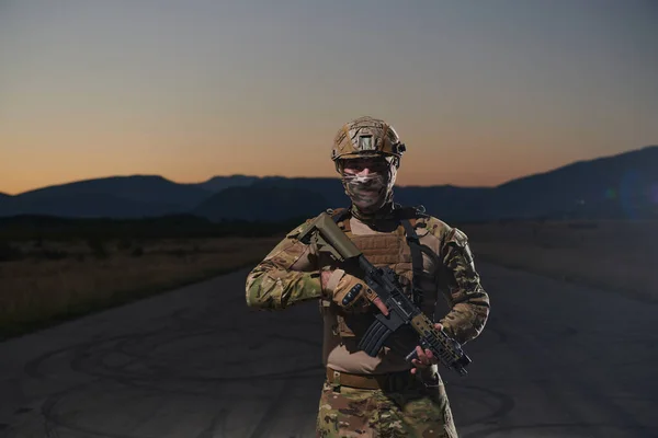 Profesionální Voják Plné Vojenské Výzbroji Kráčí Temnou Nocí Když Vydává — Stock fotografie