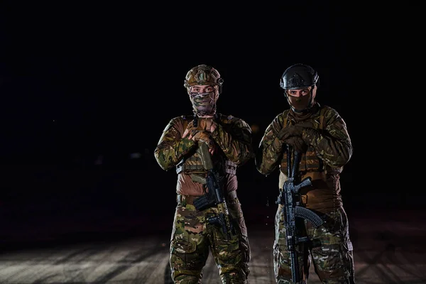 Двоє Професійних Солдатів Проходять Через Темряву Ночі Небезпечній Місії Уособлюючи — стокове фото