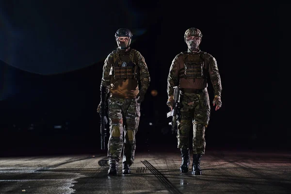 Dwóch Zawodowych Żołnierzy Maszerujących Przez Ciemność Nocy Niebezpiecznej Misji Uosabiając — Zdjęcie stockowe