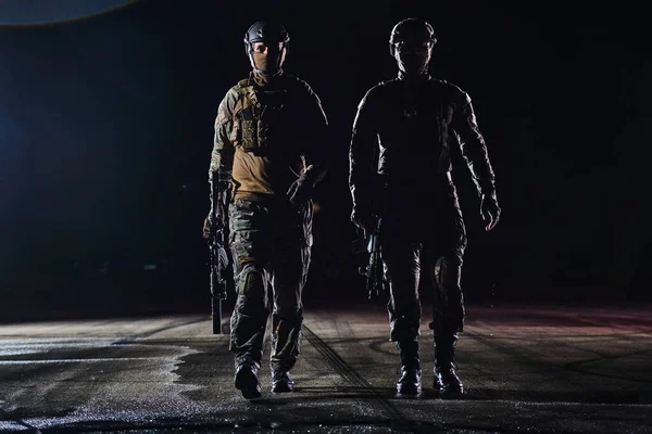 Dois Soldados Profissionais Marchando Pela Escuridão Noite Uma Missão Perigosa — Fotografia de Stock