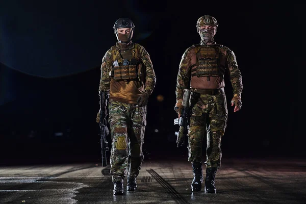 Dos Soldados Profesionales Marchando Través Oscuridad Noche Una Misión Peligrosa — Foto de Stock