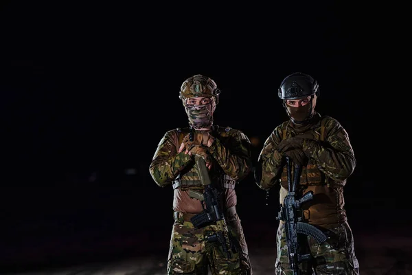 危険な任務の夜の暗闇の中を行進する2人のプロの兵士は 彼らの揺るぎない勇気 揺るぎないチームワーク そして彼らの専門分野の高ステークス強度を象徴しています — ストック写真