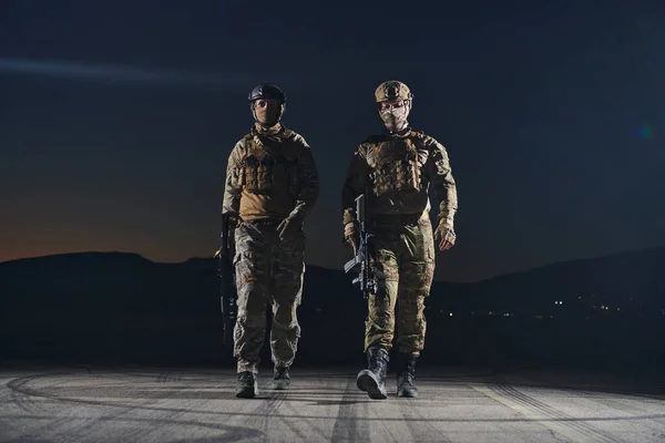 Két Hivatásos Katona Masírozik Éjszaka Sötétjén Egy Veszélyes Küldetésen Testesítve — Stock Fotó