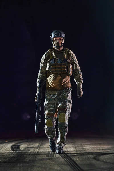 彼は危険な軍事任務に着手すると 暗闇の夜を歩く完全な軍事装備のプロの兵士 — ストック写真
