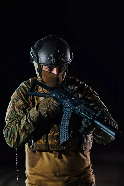 Soldat Professionnel Équipement Militaire Complet Traversant Nuit Noire Alors Entreprend — Photo