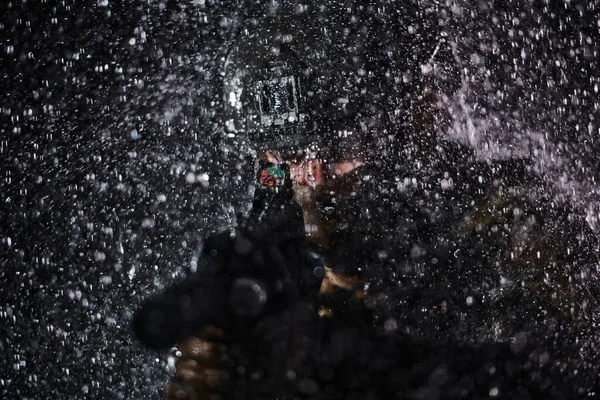 雨夜身穿战斗服 手持冲锋枪 板载和作战头盔的士兵执行危险任务 — 图库照片