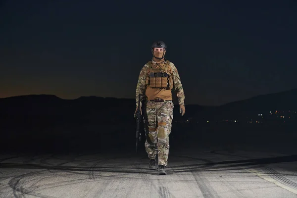 Профессиональный Солдат Полном Военном Снаряжении Шагающий Сквозь Темную Ночь Отправляется — стоковое фото