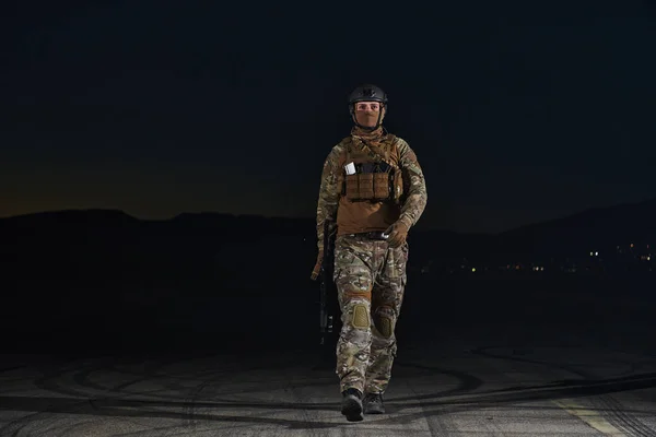 Soldado Profesional Equipo Militar Completo Caminando Través Noche Oscura Mientras —  Fotos de Stock