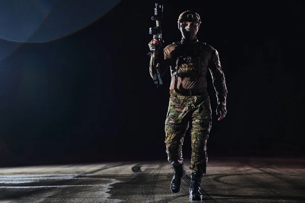 Επαγγελματίας Στρατιώτης Πλήρη Στρατιωτικό Εξοπλισμό Διασχίζει Σκοτεινή Νύχτα Καθώς Ξεκινά — Φωτογραφία Αρχείου