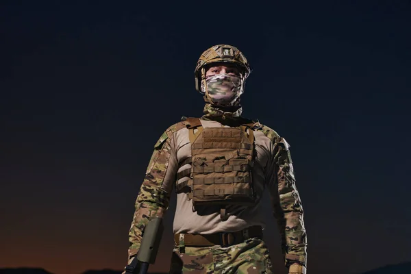Soldato Professionista Completo Equipaggiamento Militare Che Cammina Nella Notte Buia — Foto Stock