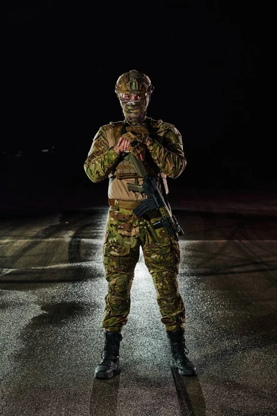 Soldato Professionista Completo Equipaggiamento Militare Che Cammina Nella Notte Buia — Foto Stock
