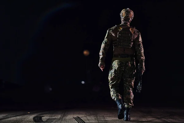 Soldado Profesional Equipo Militar Completo Caminando Través Noche Oscura Mientras — Foto de Stock