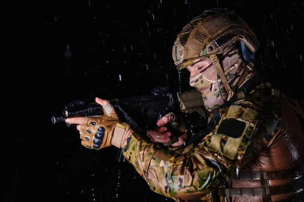 Leger Soldaat Combat Uniformen Met Een Aanvalsgeweer Kentekendrager Gevechtshelm Een — Stockfoto
