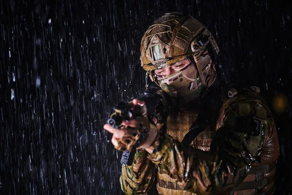 Silahlı Asker Saldırı Tüfeği Plaka Taşıyıcısı Savaş Miğferiyle Yağmurlu Bir — Stok fotoğraf