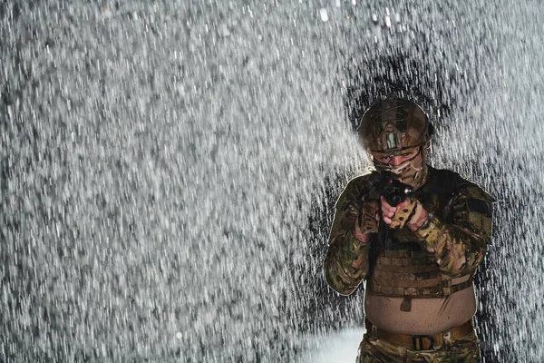 戦闘中の陸軍兵士雨の夜に危険な任務に行くアサルトライフル プレートキャリアと戦闘ヘルメットと制服 — ストック写真