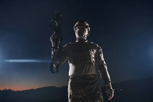 Soldado Profesional Equipo Militar Completo Caminando Través Noche Oscura Mientras —  Fotos de Stock