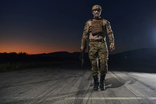 Επαγγελματίας Στρατιώτης Πλήρη Στρατιωτικό Εξοπλισμό Διασχίζει Σκοτεινή Νύχτα Καθώς Ξεκινά — Φωτογραφία Αρχείου