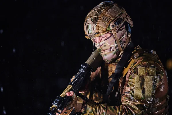 Katonai Katona Harci Egyenruhában Rohampuskával Rendszámtartóval Sisakkal Veszélyes Küldetésre Indul — Stock Fotó
