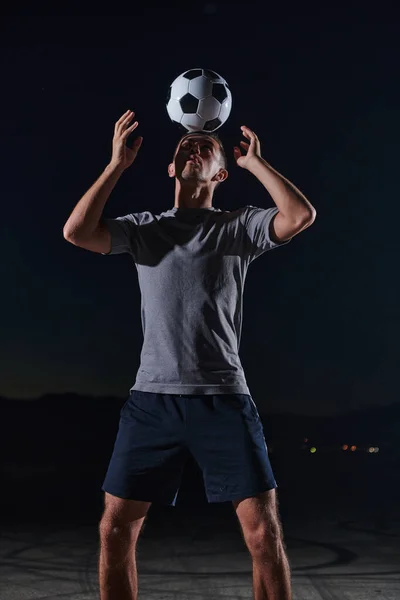 Portret Młodego Przystojnego Piłkarza Ulicy Bawiącego Się Piłką Nożną — Zdjęcie stockowe