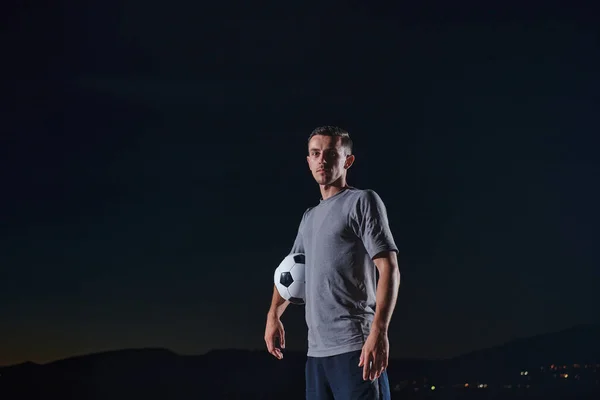 Portrét Mladého Pohledného Fotbalistu Muže Ulici Hrající Fotbalovým Míčem — Stock fotografie