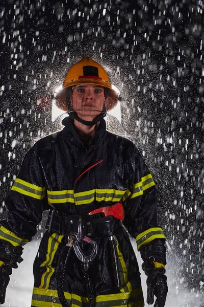 Визначена Жінка Пожежник Професійній Формі Проходить Через Небезпечну Дощову Ніч — стокове фото