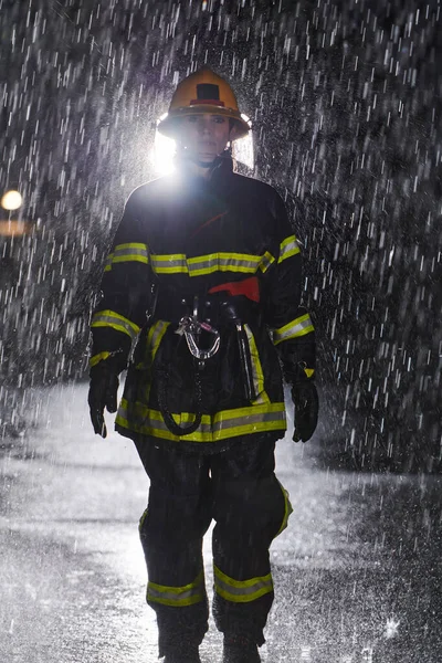 Odhodlaná Hasička Profesionální Uniformě Kráčející Nebezpečnou Deštivou Nocí Odvážné Záchranné — Stock fotografie