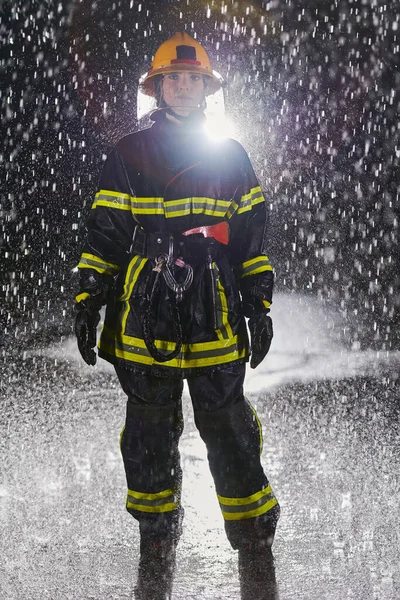 Beslutsam Kvinnlig Brandman Professionell Uniform Som Går Igenom Den Farliga — Stockfoto