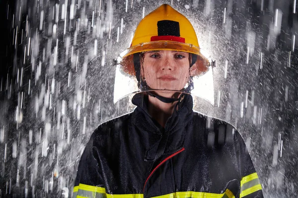Решительная Женщина Пожарная Профессиональной Форме Шагающая Через Опасную Дождливую Ночь — стоковое фото