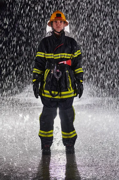 Een Vastberaden Vrouwelijke Brandweerman Een Professioneel Uniform Die Door Gevaarlijke — Stockfoto