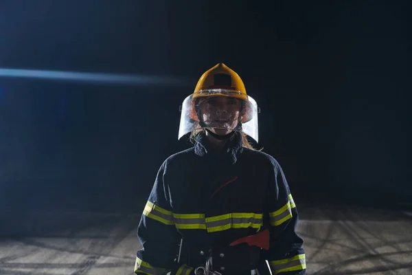 Портрет Женщины Пожарного Стоящего Идущего Смело Оптимистично — стоковое фото