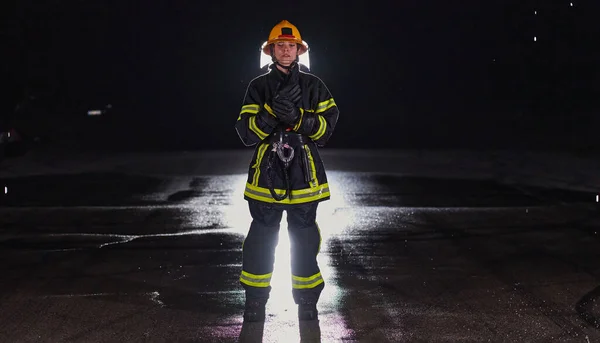 Портрет Жіночого Пожежника Стоїть Ходить Сміливий Оптимістичний — стокове фото