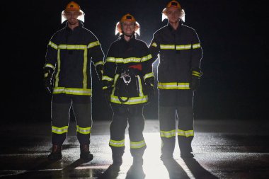 Bir grup profesyonel itfaiyeci gece boyunca bir kurtarma görevi için yürüyorlar. Kararlı adımları ve korkusuz ifadeleri, sarsılmaz cesaretlerini ve kararlılıklarını yansıtıyor.