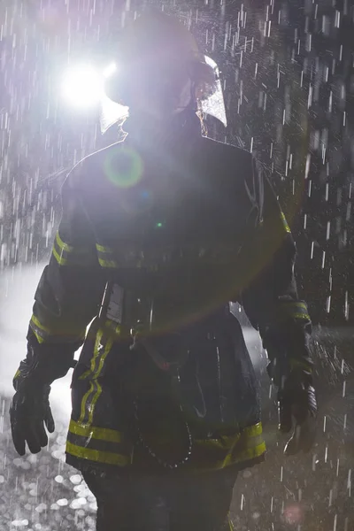 Een Vastberaden Vrouwelijke Brandweerman Een Professioneel Uniform Die Door Gevaarlijke — Stockfoto