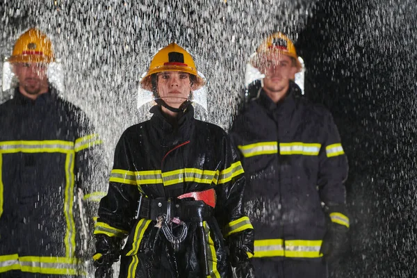 Bir Grup Profesyonel Itfaiyeci Kurtarma Görevi Için Yağmurlu Gecelerde Yürüyorlar — Stok fotoğraf