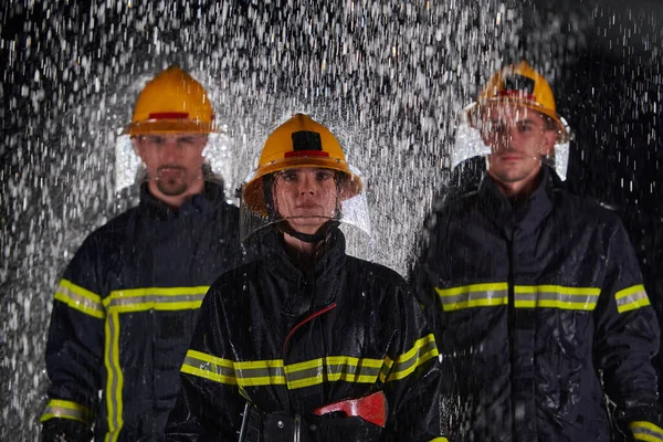 Grupa Zawodowych Strażaków Maszerująca Deszczową Noc Misję Ratunkową Ich Zdecydowane — Zdjęcie stockowe