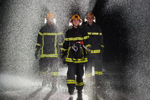 Grupa Zawodowych Strażaków Maszerująca Deszczową Noc Misję Ratunkową Ich Zdecydowane — Zdjęcie stockowe